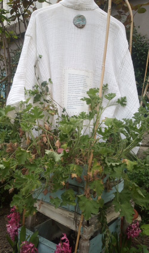 Détail du Poéco et d'un habit poétique de l'auteur à l'occasion de son évênement "Les 6 sens en action", Césure, 29.3.2025  © Ingrid Ernst